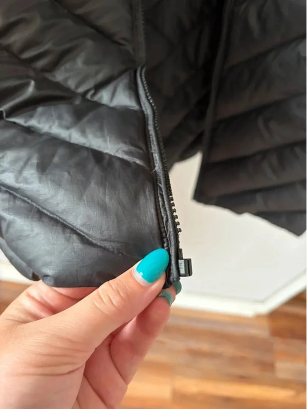 Patagonia women's puffer down coat black size S. Broken/missing zipper